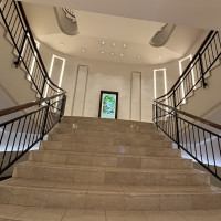 ゲスト待合室からチャペルに向かうまでに登る階段