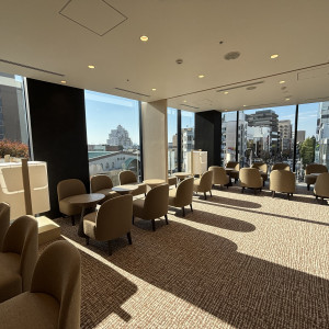 親族控え室。仕切りを使用し新郎親族、新婦親族に分けられる。|782876さんのBRASS BLEU 東京(ブラスブルートウキョウ)●BRASSグループの写真(2598100)