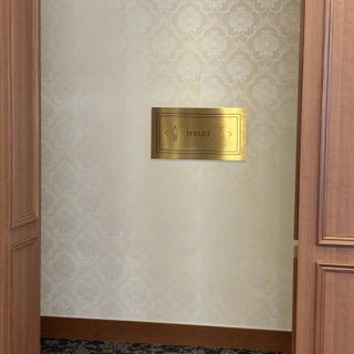 各披露宴を出てすぐトイレもありました