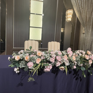 披露宴会場の新郎新婦席