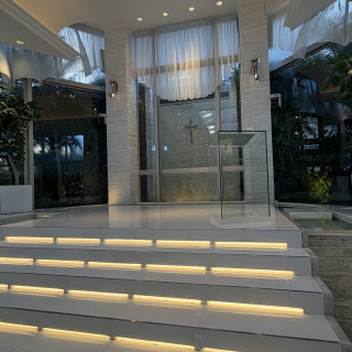 階段が光っていることでドレスが綺麗に見えるそうです