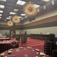 赤基調の披露宴会場でこちらは天井がとても高かったです