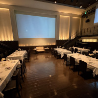 ライブハウスのような披露宴会場でした。