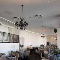 階段入場の方のチャペルは黒いシャンデリアでした