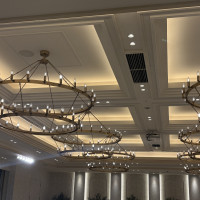 シンプルなシャンデリア