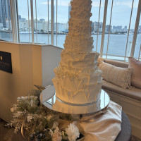 模擬のウエディングケーキ。高さのあるものも選べました。