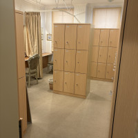 男性用のロッカー室。