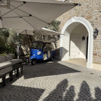 この車に乗って披露宴会場に行けるそうです