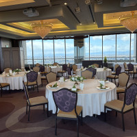 カーテンが開いた披露宴会場