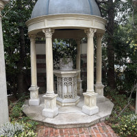 庭にある建物。