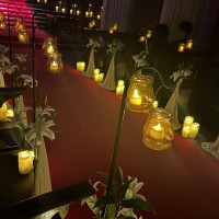 暗くなった演出のチャペルのバージンロード