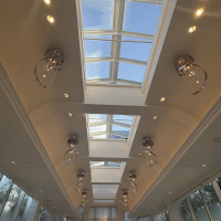 窓があり天井が高くみえます