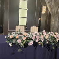 披露宴会場の新郎新婦席