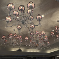 こちらの披露宴会場のシャンデリアがピンクでとても素敵でした。