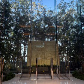 チャペルに滝が流れていました