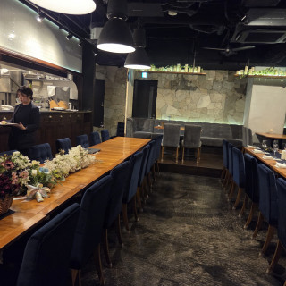 正面が新郎新婦が座る席です。