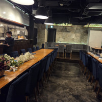 正面が新郎新婦が座る席です。