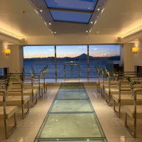 挙式会場は大きな窓から海と富士山が一望でき、感動します。