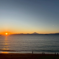 夕日が綺麗に見えるので、夕方の挙式もおすすめです。