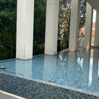 チャペルからガーデンに歩いてくるところ