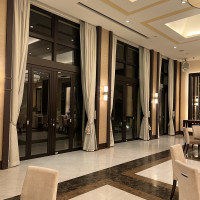 暗いですがガーデンが見える披露宴会場