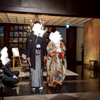 披露宴会場横の広場と衣装