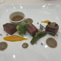 ゲストがソースを選べるメイン料理