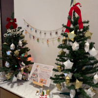 ウェルカムスペースにツリーを使ってプチギフトを飾りました。