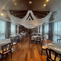 レンガ調で温かみがあり参列者の方と近い距離で楽しめそう