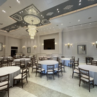 白を基調とされておりどんなコーディネートでも合うと思う