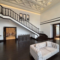 大きな階段が印象的