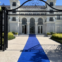 ブルーのカーペットが印象的