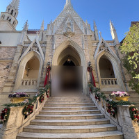 クリスマス仕様の教会外観