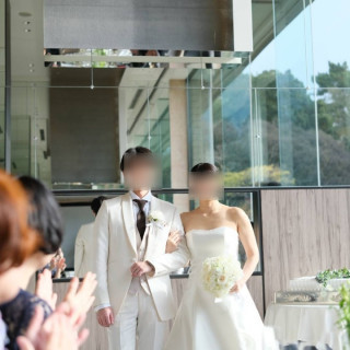 披露宴会場に登場した際の写真です。