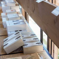 引き出物置く廊下