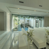 左右にガラス窓。緑と水の流れが感じられる。