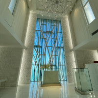 天井高い。白とブルーの爽やかなイメージ。