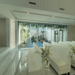 左右にガラス窓。緑と水の流れが感じられる。|783174さんのル・センティフォーリア大阪(クラウディアホールディングスグループ)の写真(2600151)