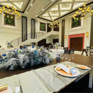 中会場。階段があると演出の幅が広がる。|783174さんのル・センティフォーリア大阪(クラウディアホールディングスグループ)の写真(2600148)