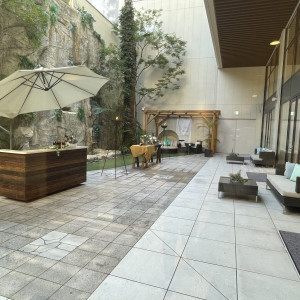 中会場隣接のガーデン。
吹抜けでプライベート感あり。|783174さんのル・センティフォーリア大阪(クラウディアホールディングスグループ)の写真(2600153)