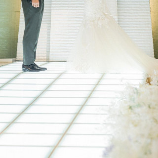 光るバージンロードで裾までキラキラでした！