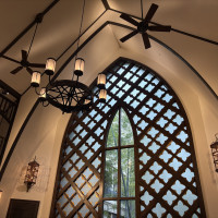 レトロな雰囲気で窓から緑が見えるチャペル