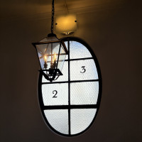 披露宴会場からロビーへ繋がる階段にある窓