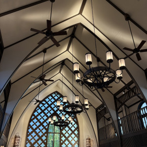 木のあたたかみを感じられて窓から緑が見える挙式会場|783274さんのフォーチュンガーデン京都（FORTUNE GARDEN KYOTO）の写真(2600388)