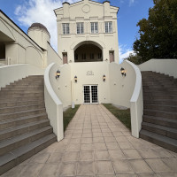 チャペルから出てすぐの階段です