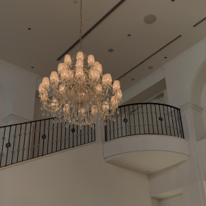 大きなシャンデリアと二階から搭乗できるようになってる!|783294さんのアニヴェルセル江坂(新大阪)の写真(2600424)