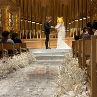 ゴールド調の圧巻のチャペル