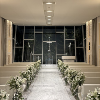 チャペル正面の写真。夜なので暗いですが日中は光が差し込むはず