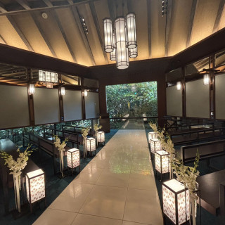 緑の背景となる挙式会場