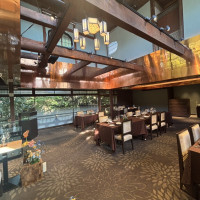 自然光あふれる披露宴場